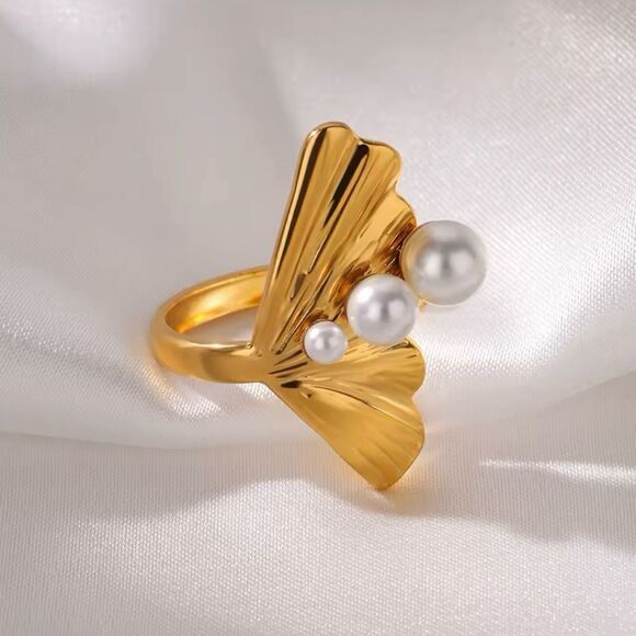Golden Fan Pearl Ring – Modern Elegance - Picture 3 of 8